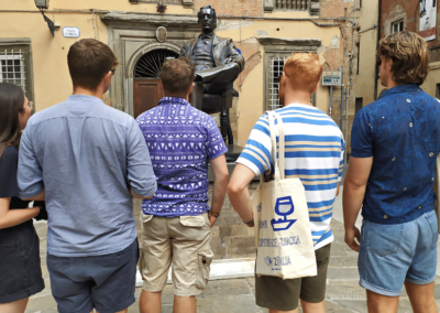 2Italia Lucca Food Walking. In front of Puccini statue with guide