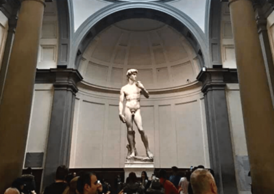 2Italia Florence and Food & Wine . The Uffizi gallery and the statue of Michelangelo's David.