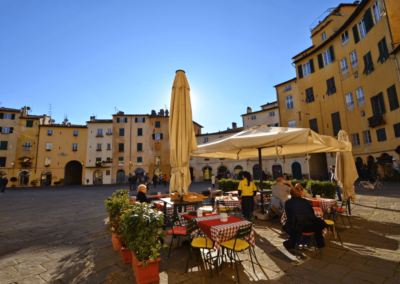 2italia Experiences. Dinner at the amphitheatre squere in Lucca