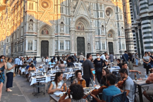 2Italia Florence and Food & Wine. Fiddlers in front of the Duomo in Florence