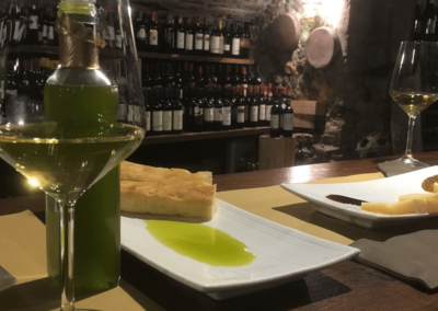 2Italia Lucca Food Walking. Olive oil tasting in wine cellar