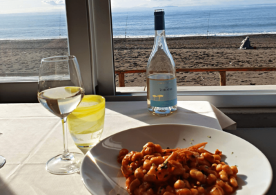 2Italia Food & Wine. Seafood lunch at the beach