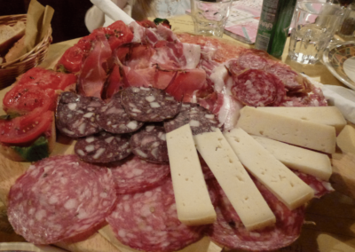 2Italia Food & Wine. Ham, salami and cheese aperitivo