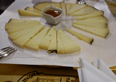2Italia Lucca Food Walking. Tasting of cheeses