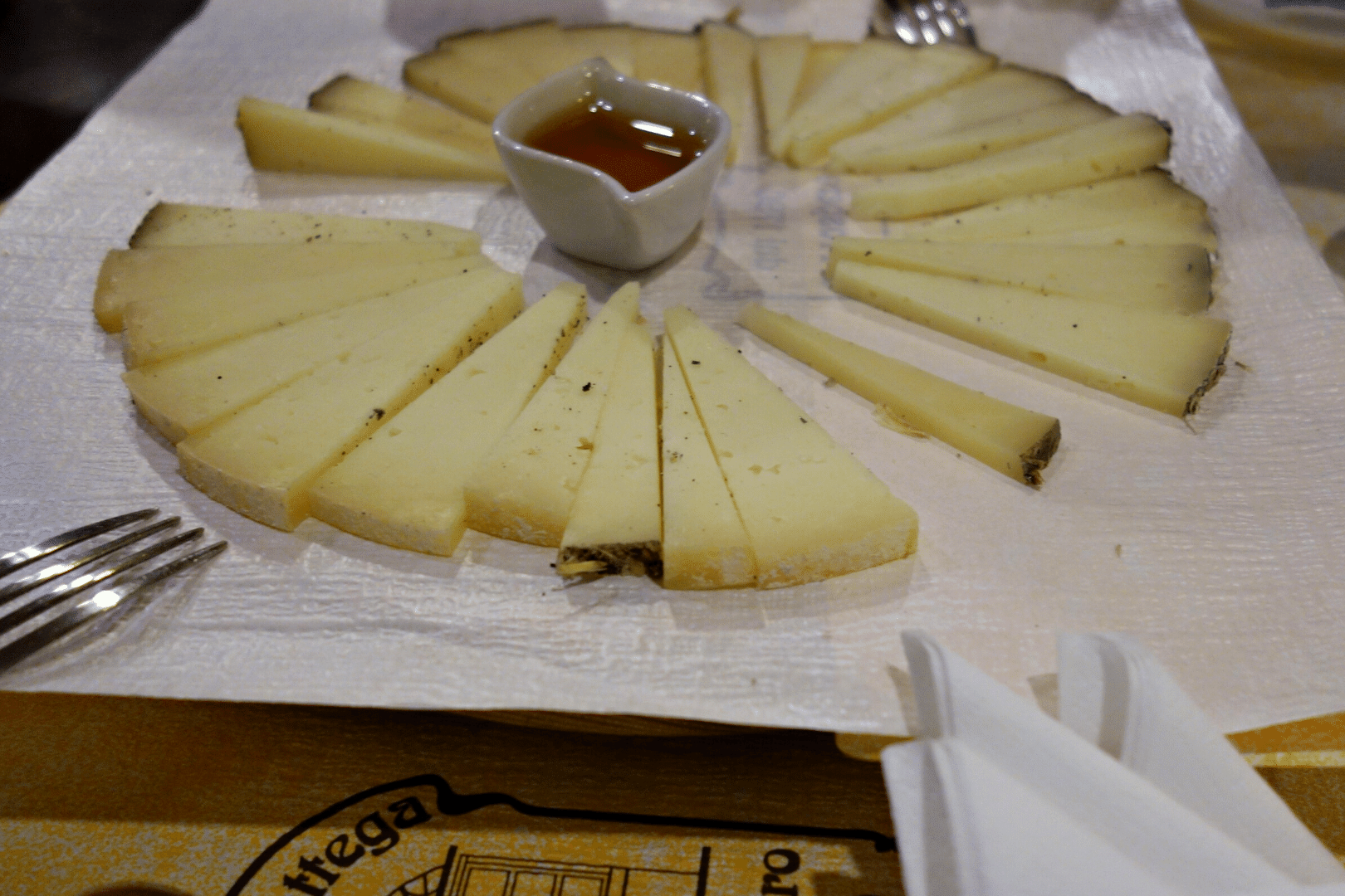 2Italia Lucca Food Walking 2Italia Lucca Food Walking. Tasting of cheeses